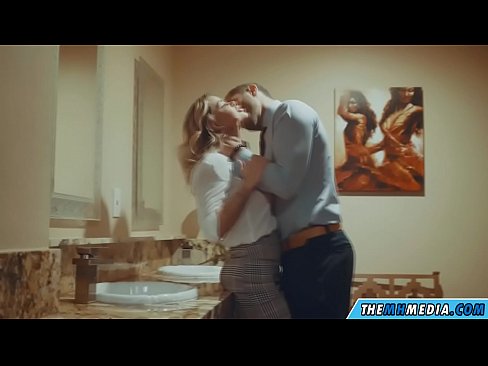 ❤️ Том биетэй шаргал үст таныг нийтийн бие засах газар уруу татах үед ☑ Порно манайд